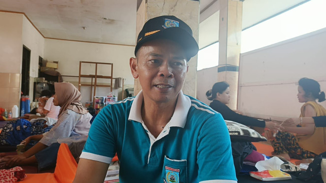 Masturo, ketua RT, ditemui di posko pengungsian warga terdampak ledakan Pamulang, Tangsel, Sabtu (13/9/2025). [FTNews.co.id/Selvianus Kopong Basar]